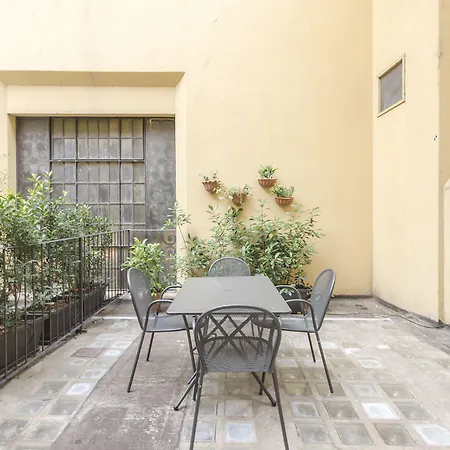 Апартаменты Colonna Bologna, Under The Two Towers *