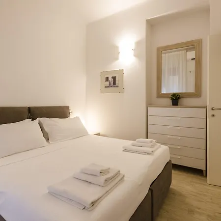 Colonna Bologna, Under The Two Towers