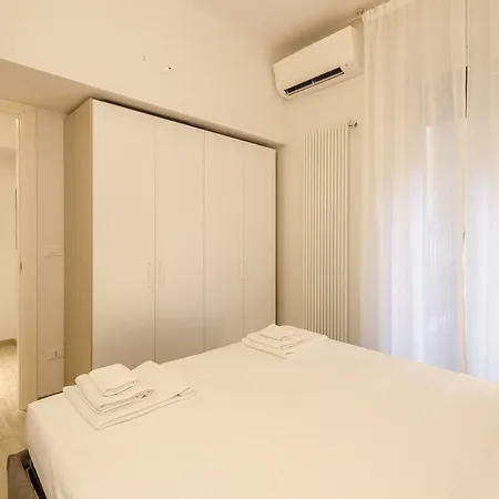 Colonna Bologna, Under The Two Towers