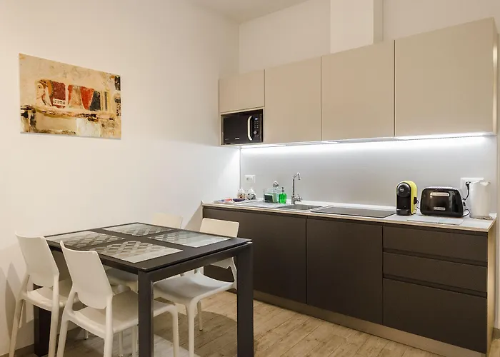 Colonna Bologna, Under The Two Towers