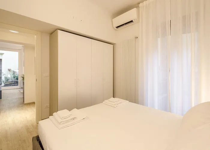 Colonna Bologna, Under The Two Towers